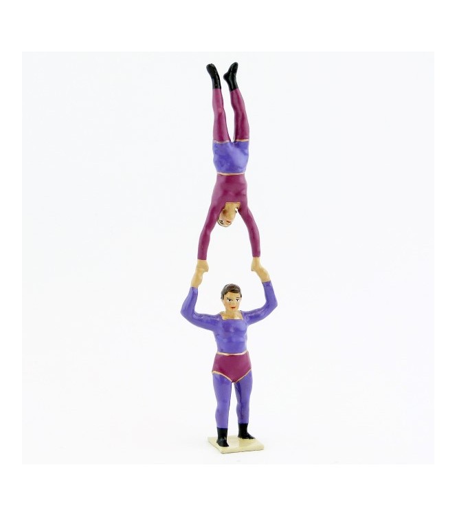 équilibriste à bout de bras au-dessus de l'autre