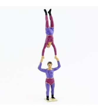 équilibriste à bout de bras au-dessus de l'autre