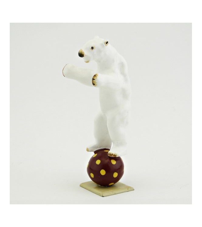 ours blanc debout en équilibre sur ballon