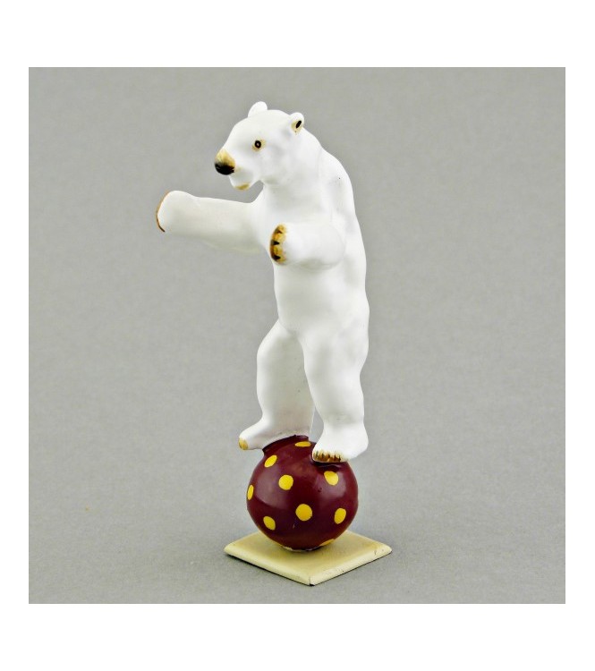 ours blanc debout en équilibre sur ballon