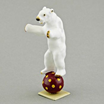 ours blanc debout en équilibre sur ballon