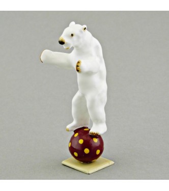 ours blanc debout en équilibre sur ballon