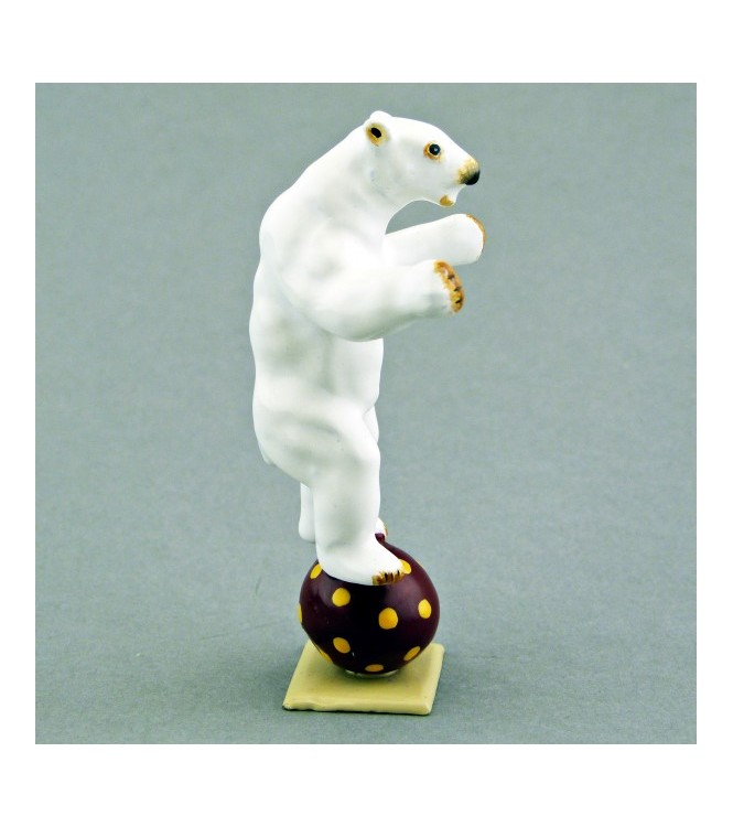 ours blanc debout en équilibre sur ballon