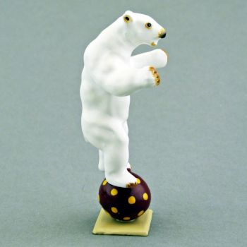 ours blanc debout en équilibre sur ballon
