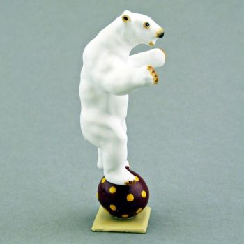 ours blanc debout en équilibre sur ballon