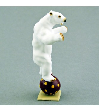 ours blanc debout en équilibre sur ballon
