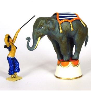 éléphant en équilibre sur baquet et dresseuse