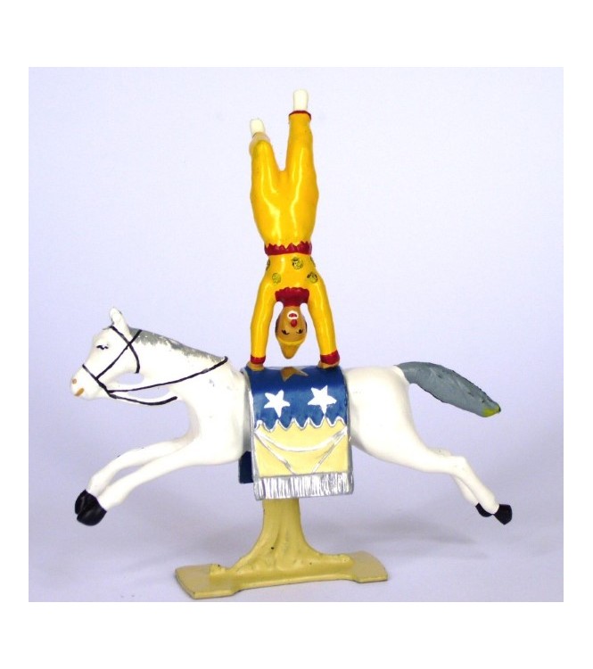 Clown en équilibre sur cheval au galop