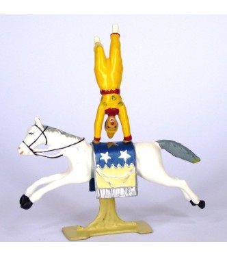 Clown en équilibre sur cheval au galop