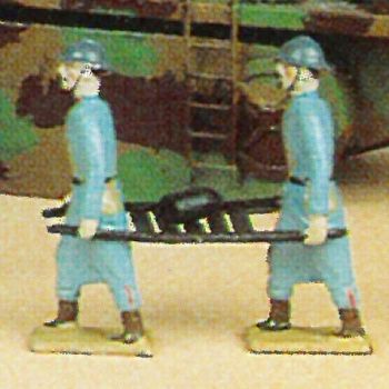 2 soldats portant obus sur civière