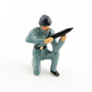 soldat à genoux, avec obus