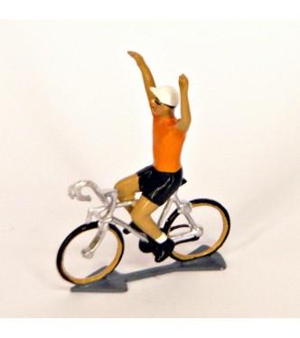 Maillot orange bras en l'air