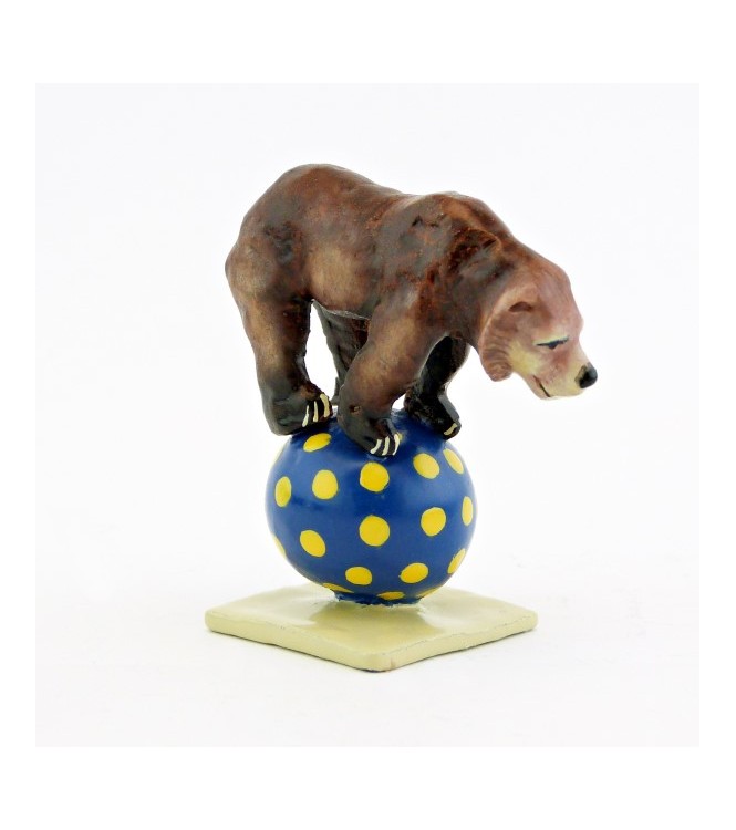 ours brun en équilibre sur ballon