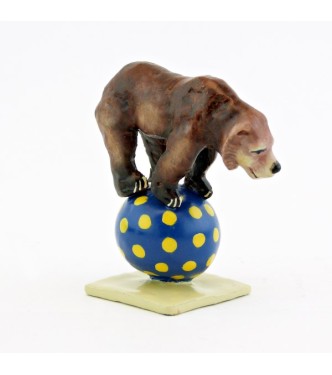 ours brun en équilibre sur ballon