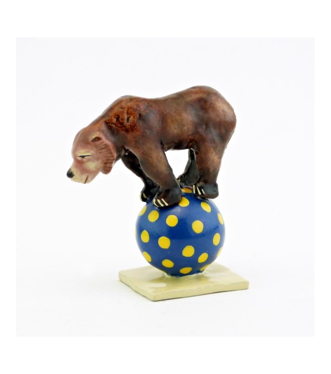 ours brun en équilibre sur ballon
