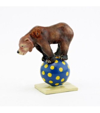 ours brun en équilibre sur ballon