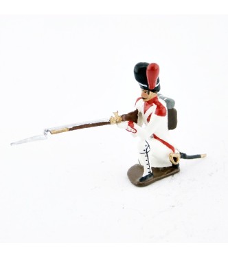 fantassin du 3e rgt de grenadiers de la garde à genou, fusil en joue