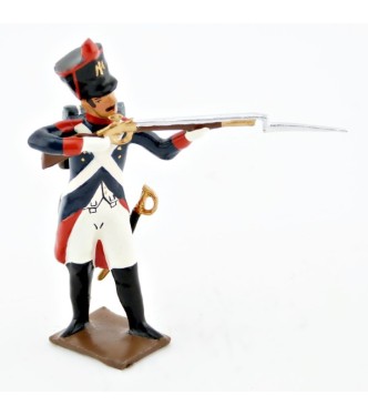 fantassin de l'infanterie de ligne debout, fusil en joue
