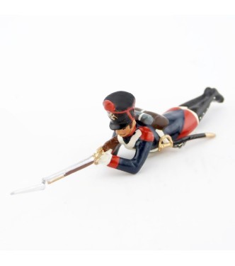 fantassin de l'infanterie de ligne couché, fusil en joue
