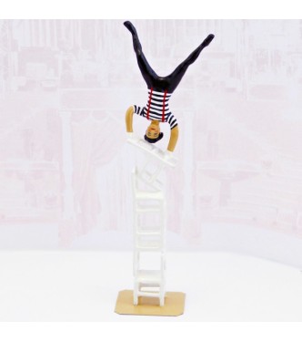 Clown sur échasses avec parapluie