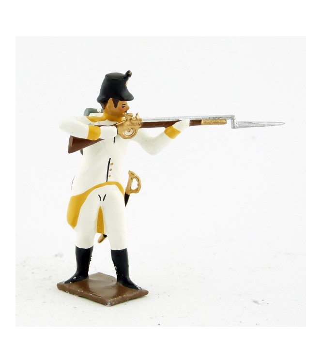 fantassin de l'infanterie allemande  debout, fusil en joue