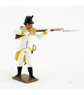 fantassin de l'infanterie allemande  debout, fusil en joue