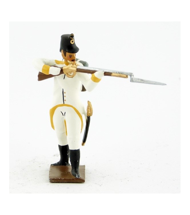 fantassin de l'infanterie allemande  debout, fusil en joue