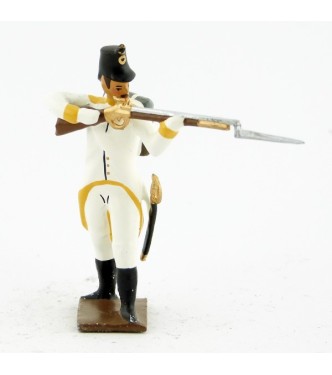 fantassin de l'infanterie allemande  debout, fusil en joue