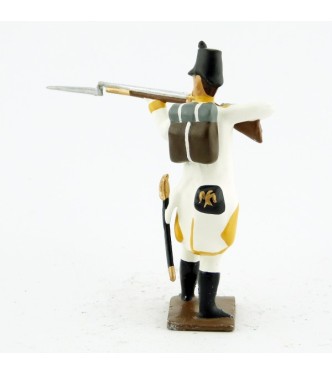 fantassin de l'infanterie allemande  debout, fusil en joue