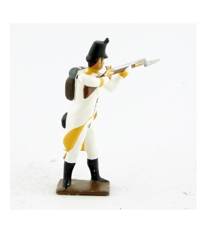 fantassin de l'infanterie allemande  debout, fusil en joue
