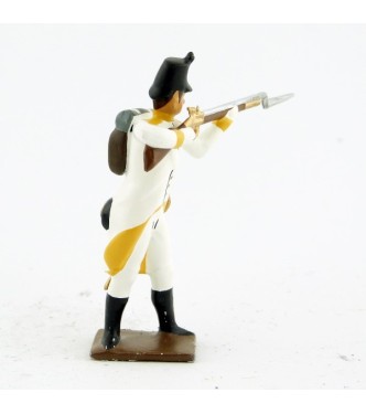 fantassin de l'infanterie allemande  debout, fusil en joue