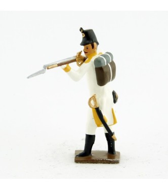 fantassin de l'infanterie allemande  debout, fusil en joue