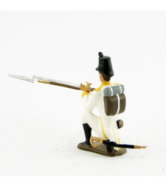 fantassin de l'infanterie allemande à genou, fusil en joue