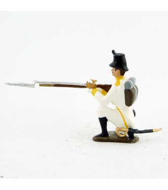 fantassin de l'infanterie allemande à genou, fusil en joue