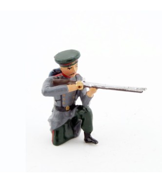 fantassin de l'infanterie russe, à genou, au feu