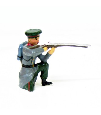fantassin de l'infanterie russe, à genou, au feu