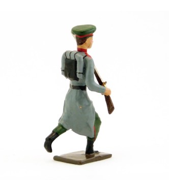fantassin de l'infanterie russe à l'assaut