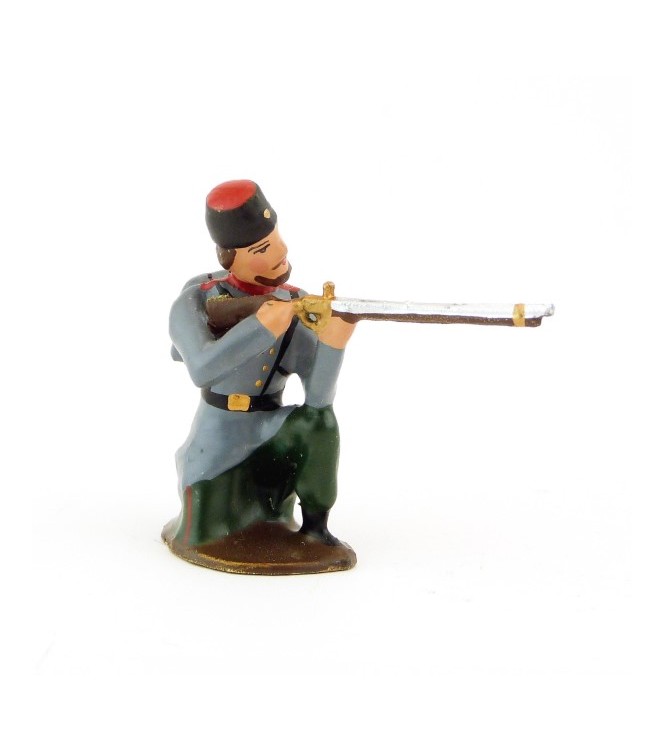fantassin de l'infanterie russe en Chapska (Toque), à genou, au feu