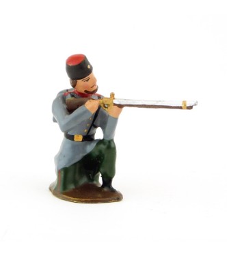 fantassin de l'infanterie russe en Chapska (Toque), à genou, au feu