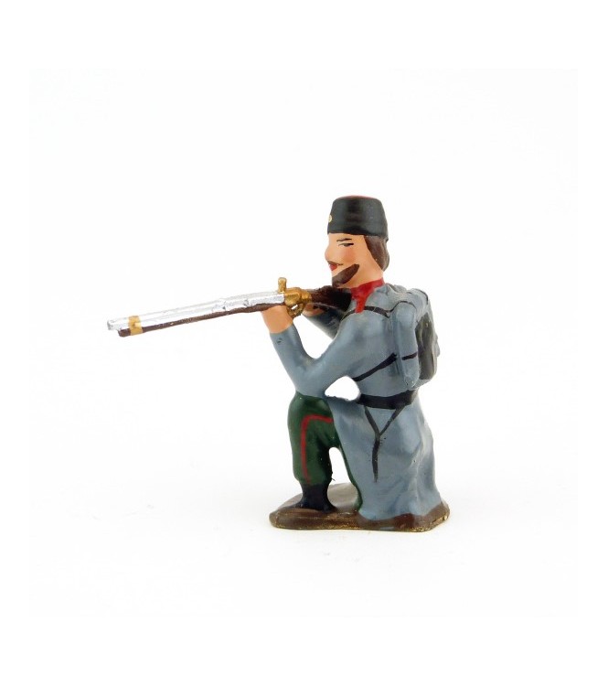 fantassin de l'infanterie russe en Chapska (Toque), à genou, au feu