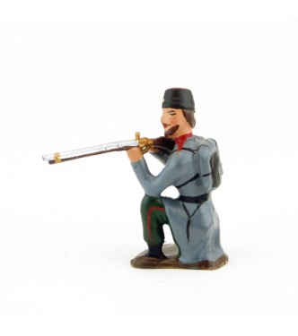 fantassin de l'infanterie russe en Chapska (Toque), à genou, au feu