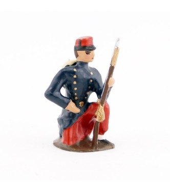 fantassin de l'infanterie de ligne en capote à genou, fusil au pied