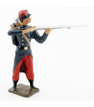 fantassin de l'infanterie de ligne en capote debout, fusil en joue