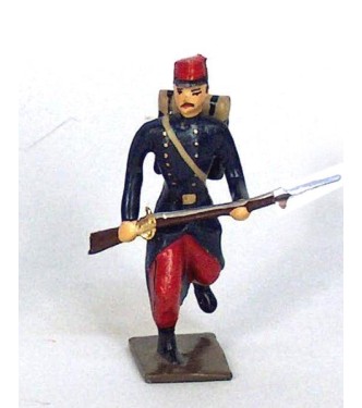 soldat de l'infanterie de ligne en capote à l'assaut