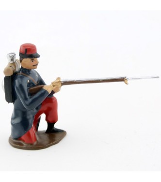 fantassin de l'infanterie de ligne en capote à genou, fusil en joue