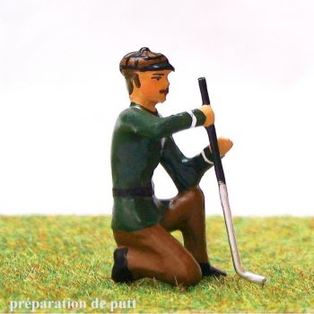 golfeur à genou, se préparant à putter