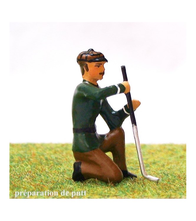 golfeur à genou, se préparant à putter