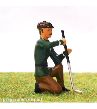 golfeur à genou, se préparant à putter