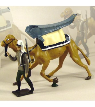 légionnaire en Tunique tirant un dromadaire avec affût de canon