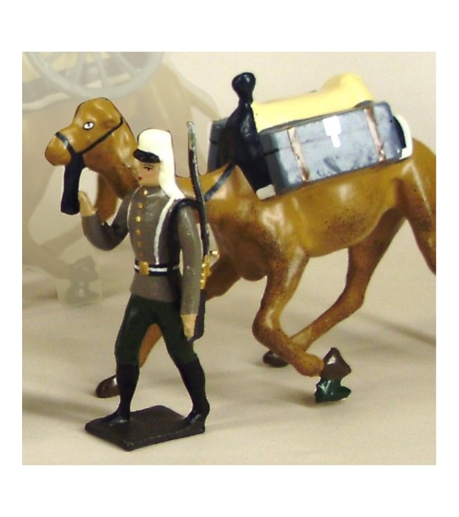 légionnaire en Tunique tirant un dromadaire avec caisses à munitions